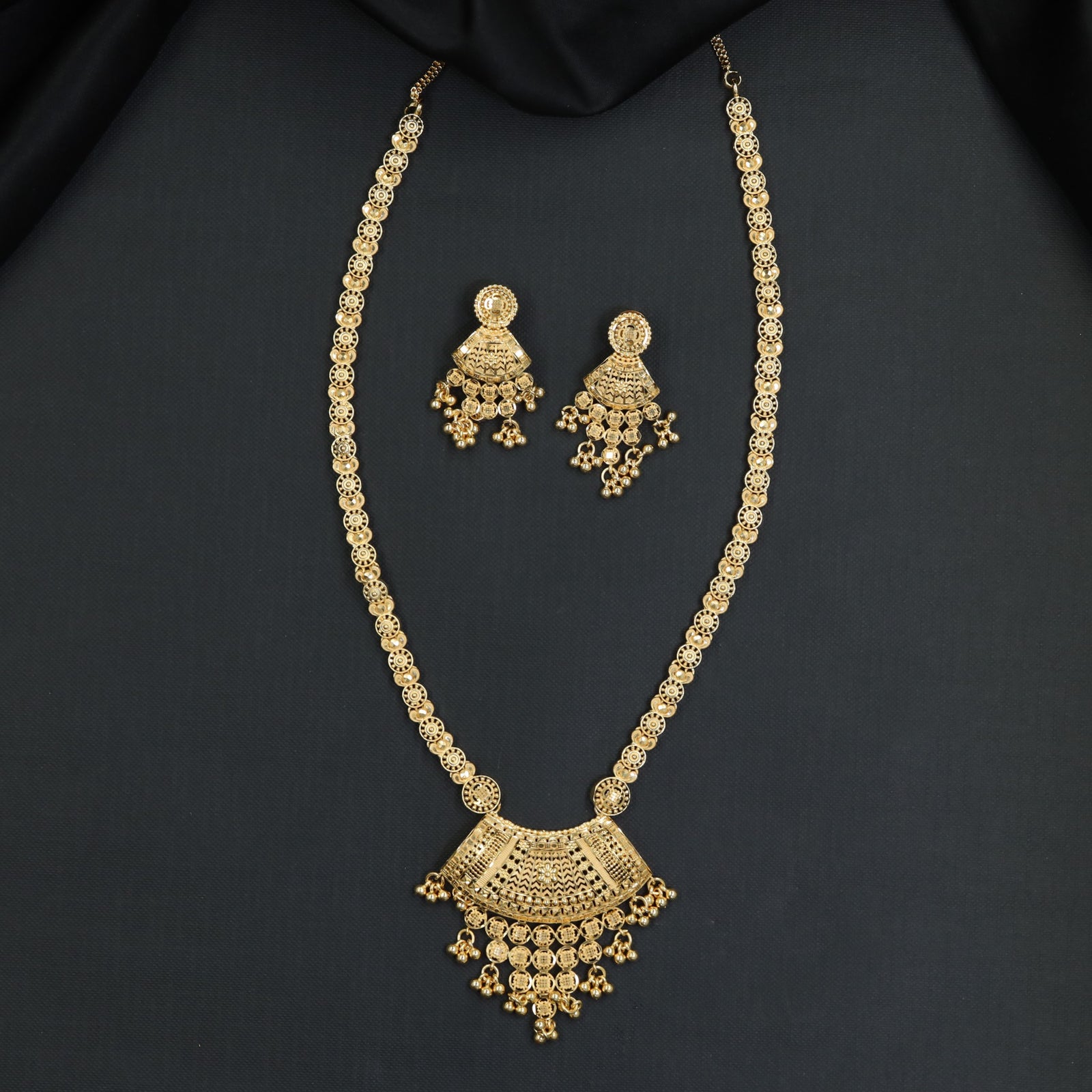 Intricate Disc Chain with Scalloped Openwork Centre in Forming Long Haara