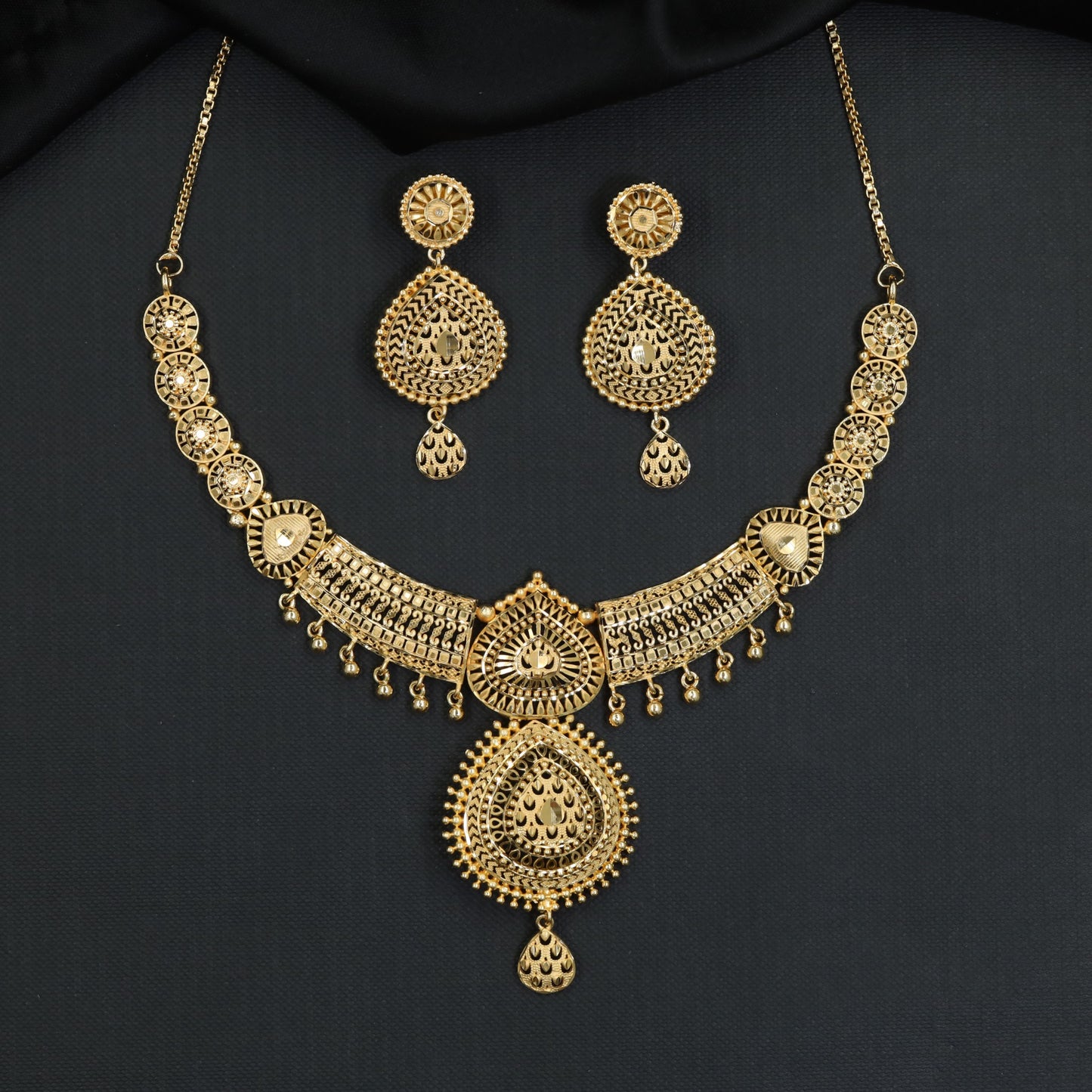 Decorative Disc Links with Pear Shaped Centre Pendant Forming Necklace