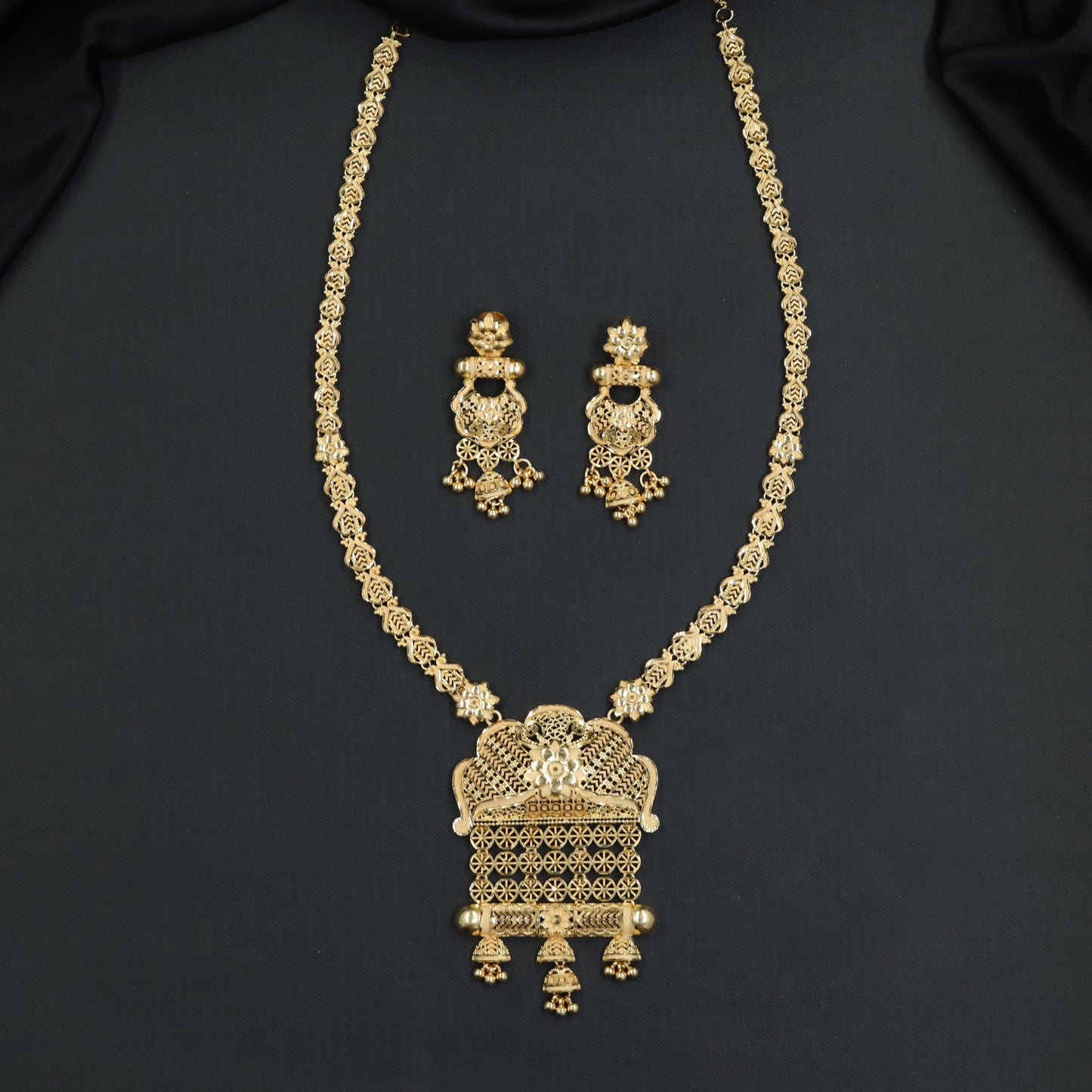 Traditional Linkwork Forming Long Haara with Ornamental Pendant