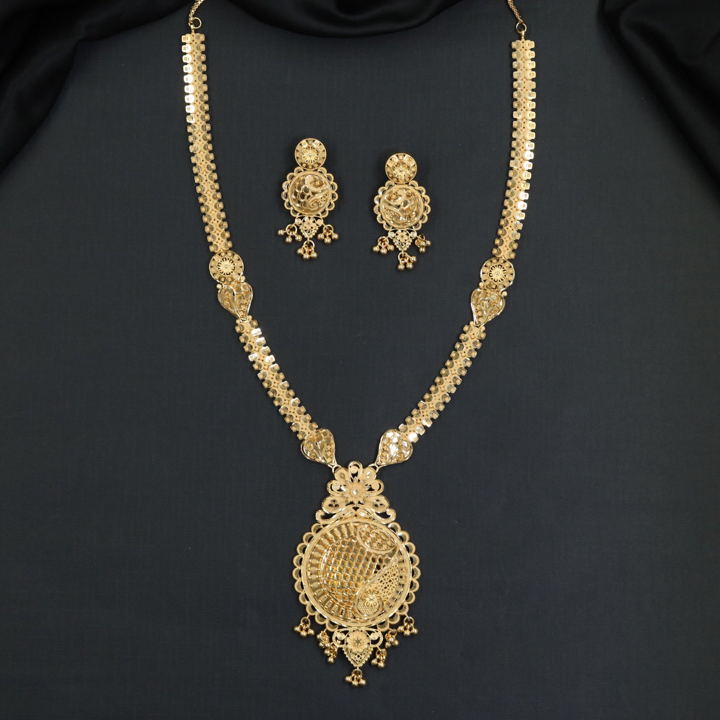 Circular Link Strands with Filigree Centrepiece Forming Long Haara