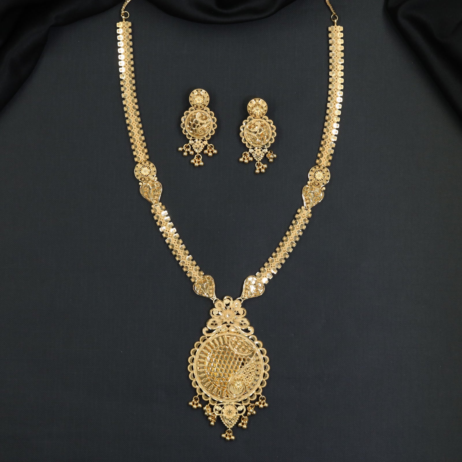 Circular Link Strands with Filigree Centrepiece Forming Long Haara