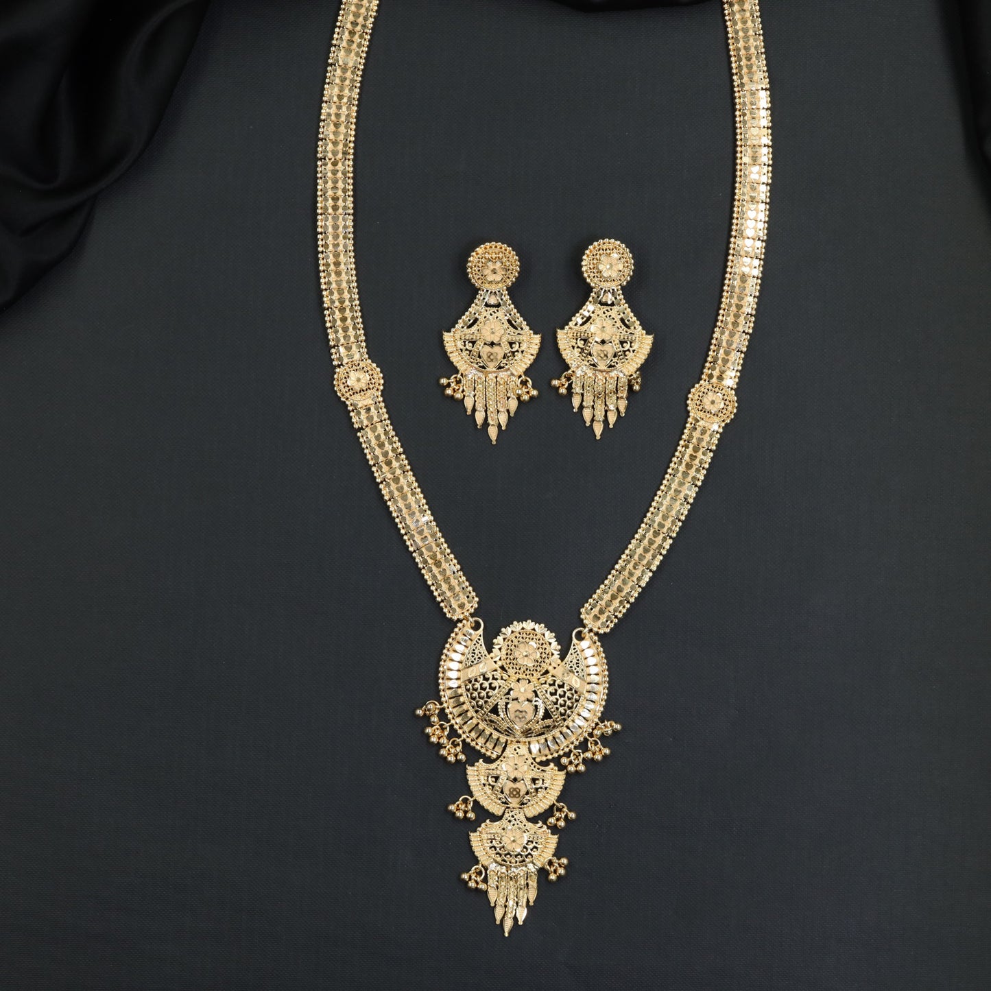 Refined Lattice Strands with Ornamental Pendant Work Forming Long Haara