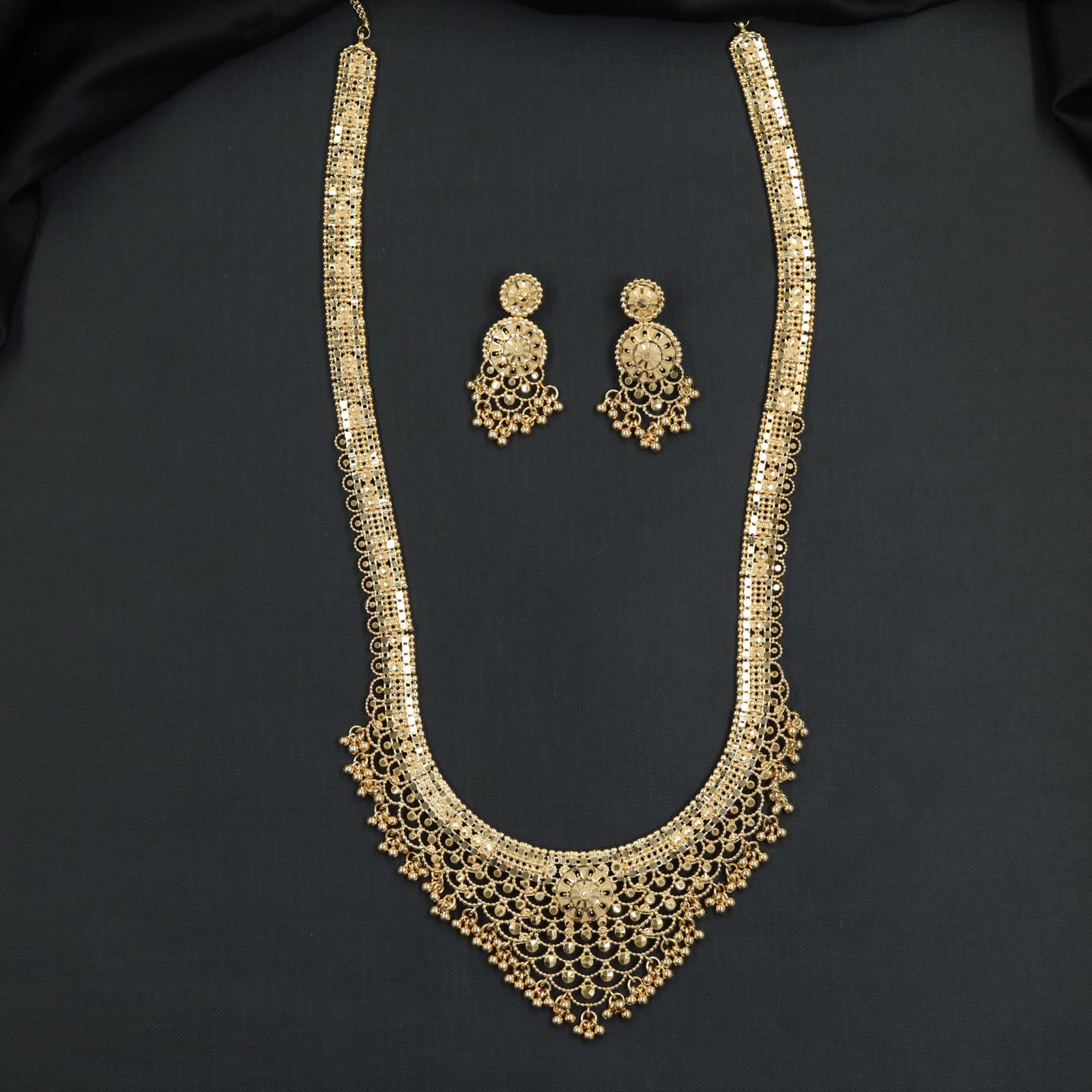 Traditional Openwork Forming Long Haara with Tapered Centrepiece