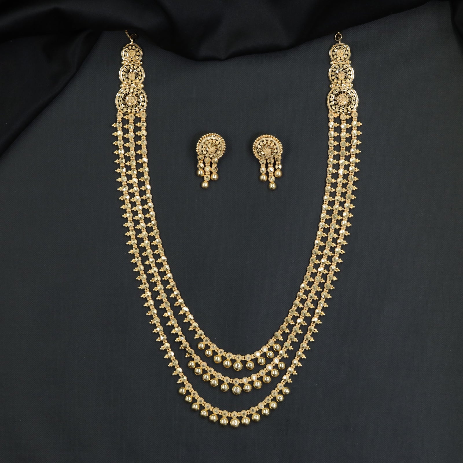 Three-Row Chainwork Forming Long Haara with Medallion Accents