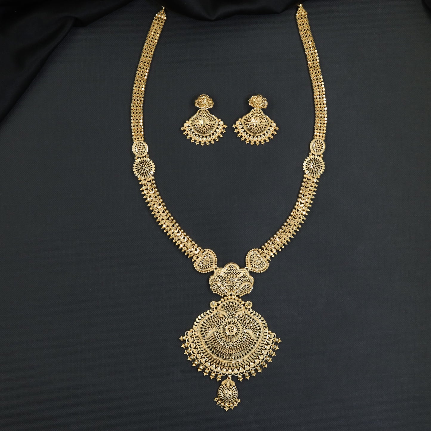 Intricate Openwork and Beaded Links Crafted into a Forming Long Haara