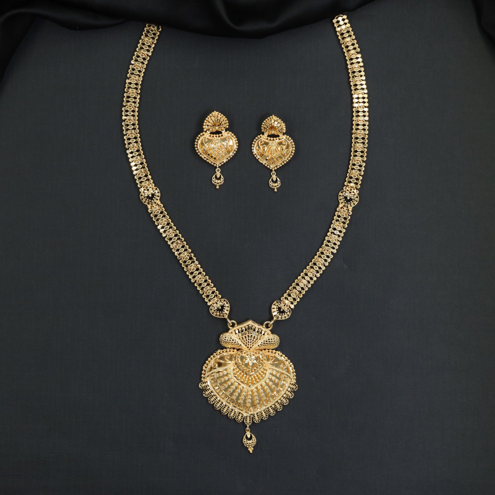 Radiant Centre Forming Long Haara with Circular Fringe