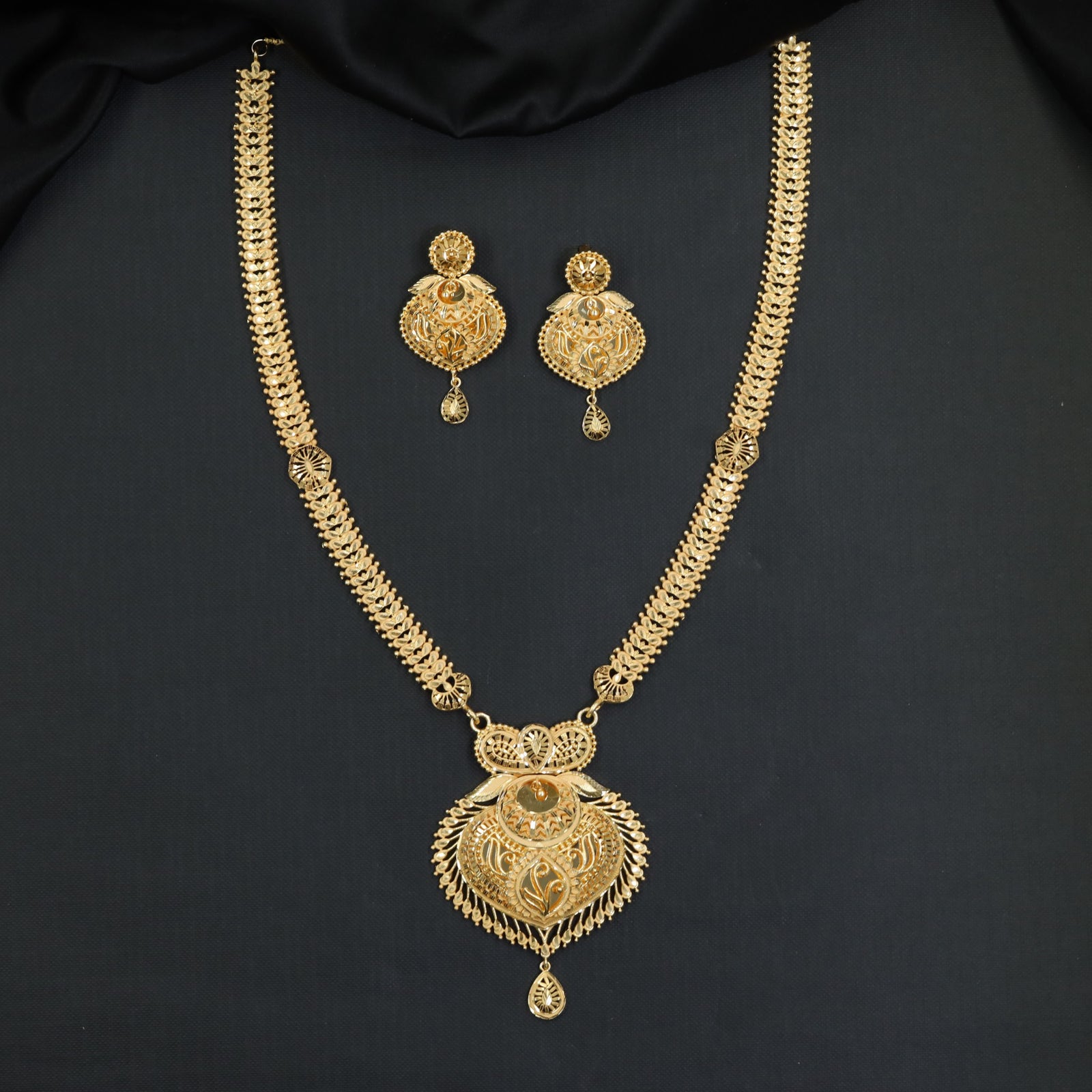 Leaf Link Forming Long Haara with Ornate Centre Pendant