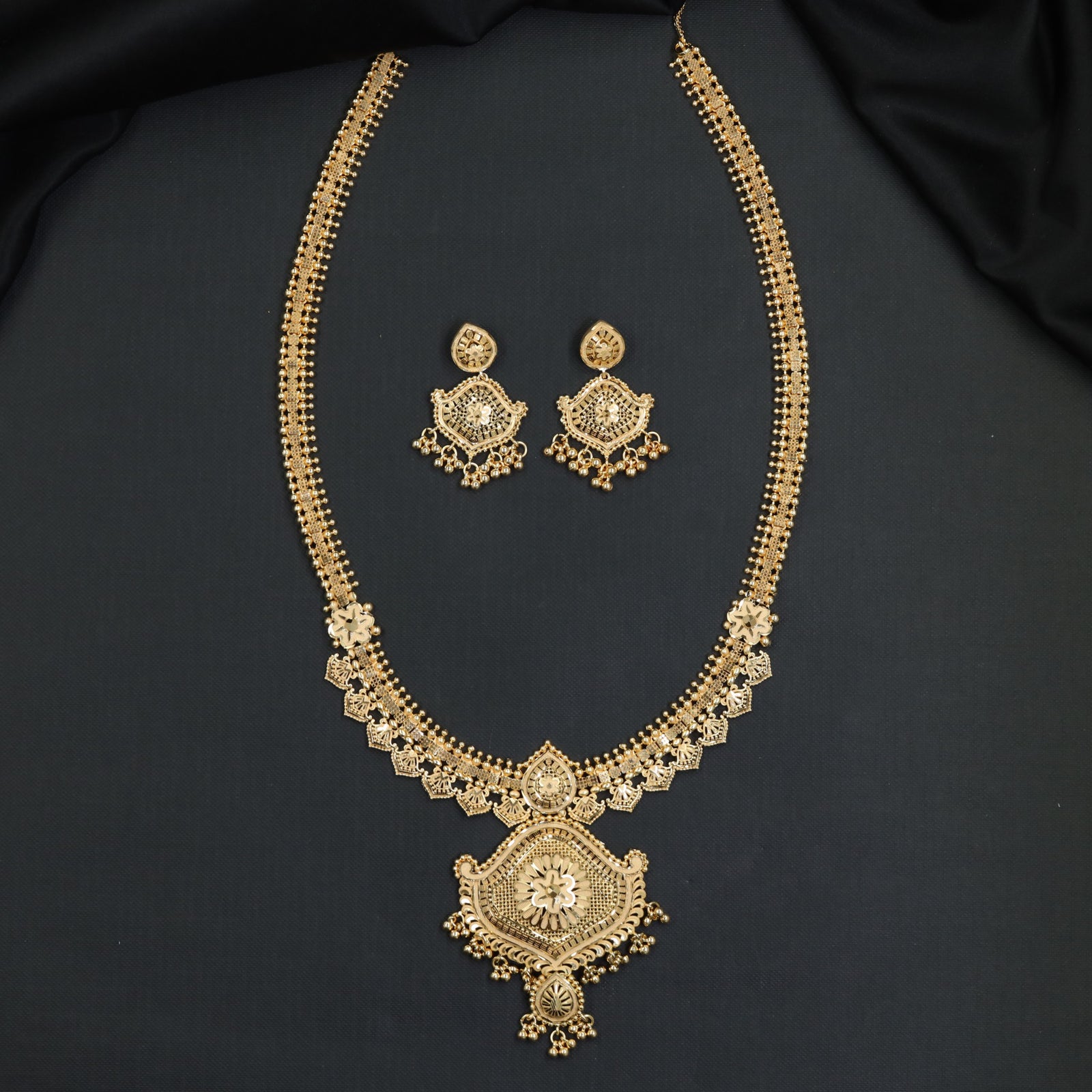 Elegant Linkwork Forming Long Haara with Decorative Centre Drop