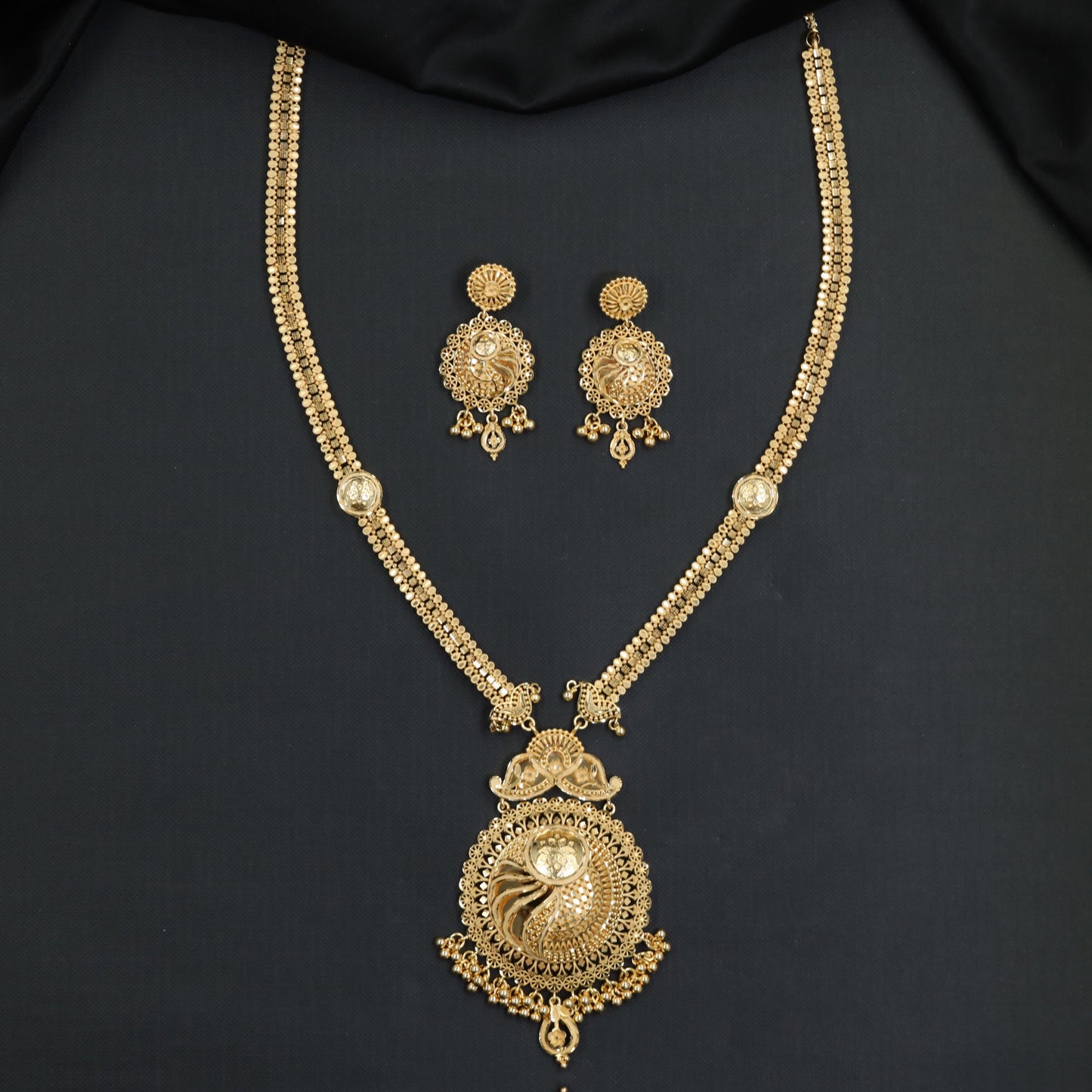 Grand Circular Forming Long Haara with Detailed Pendant Fringe
