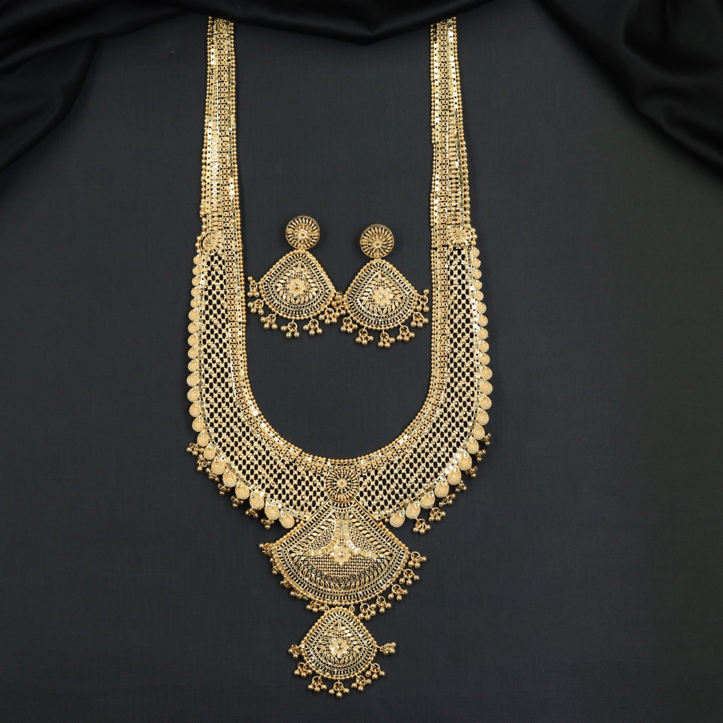 Classic Mesh Forming Long Haara with Repeating Coin Border