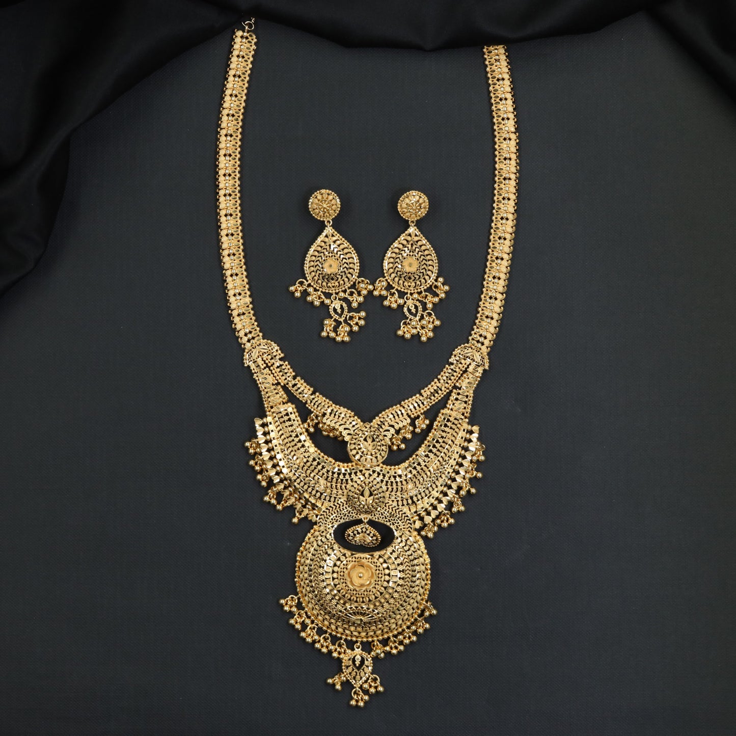 Detailed Circular Forming Long Haara with Graduated Pendant Work