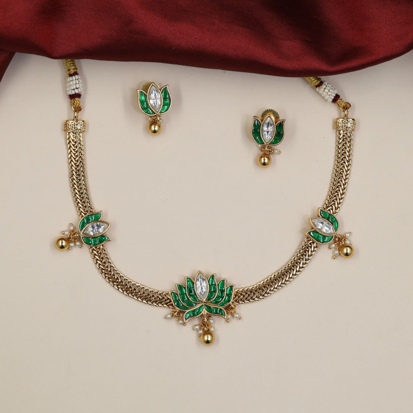 Elegant Jadau Necklace Featuring Repeated Lotus Petal Motifs