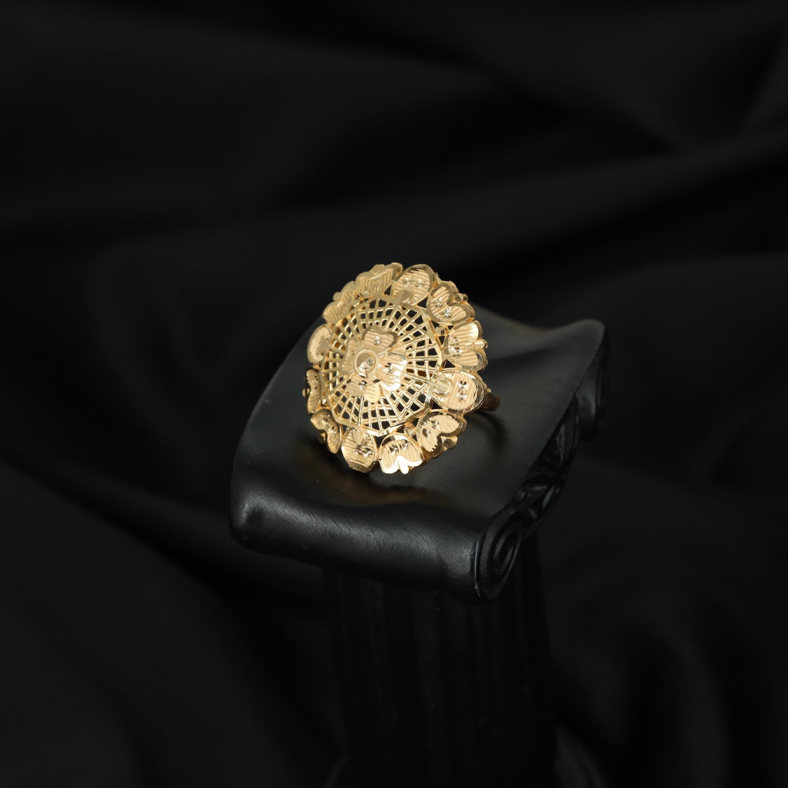 Floral lattice forming finger ring with scalloped petal framing