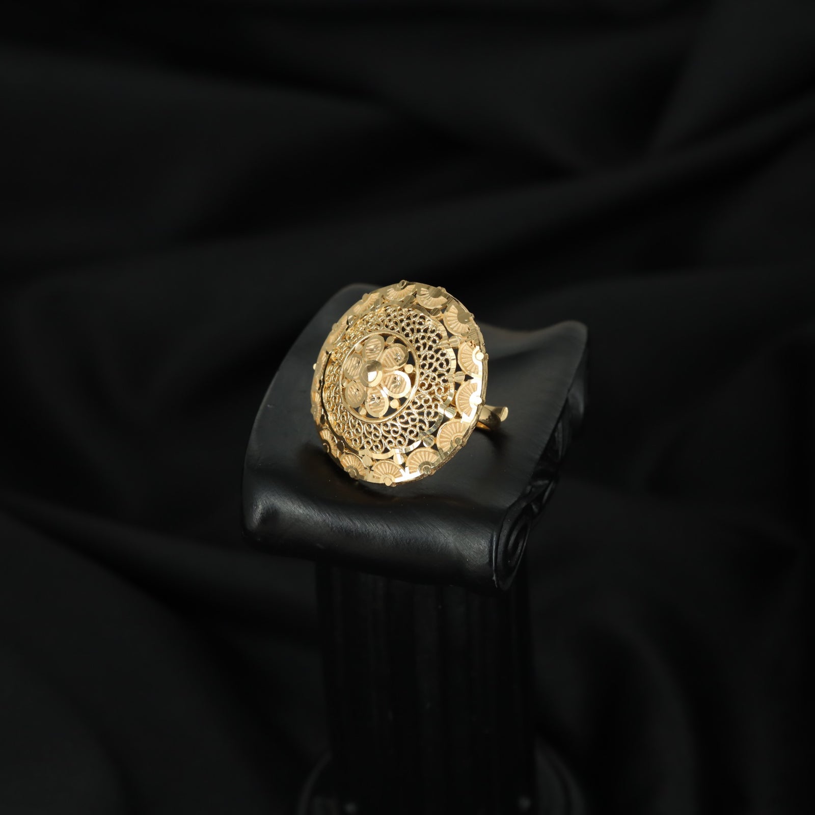 Filigree roundel finger ring with sculpted floral edging