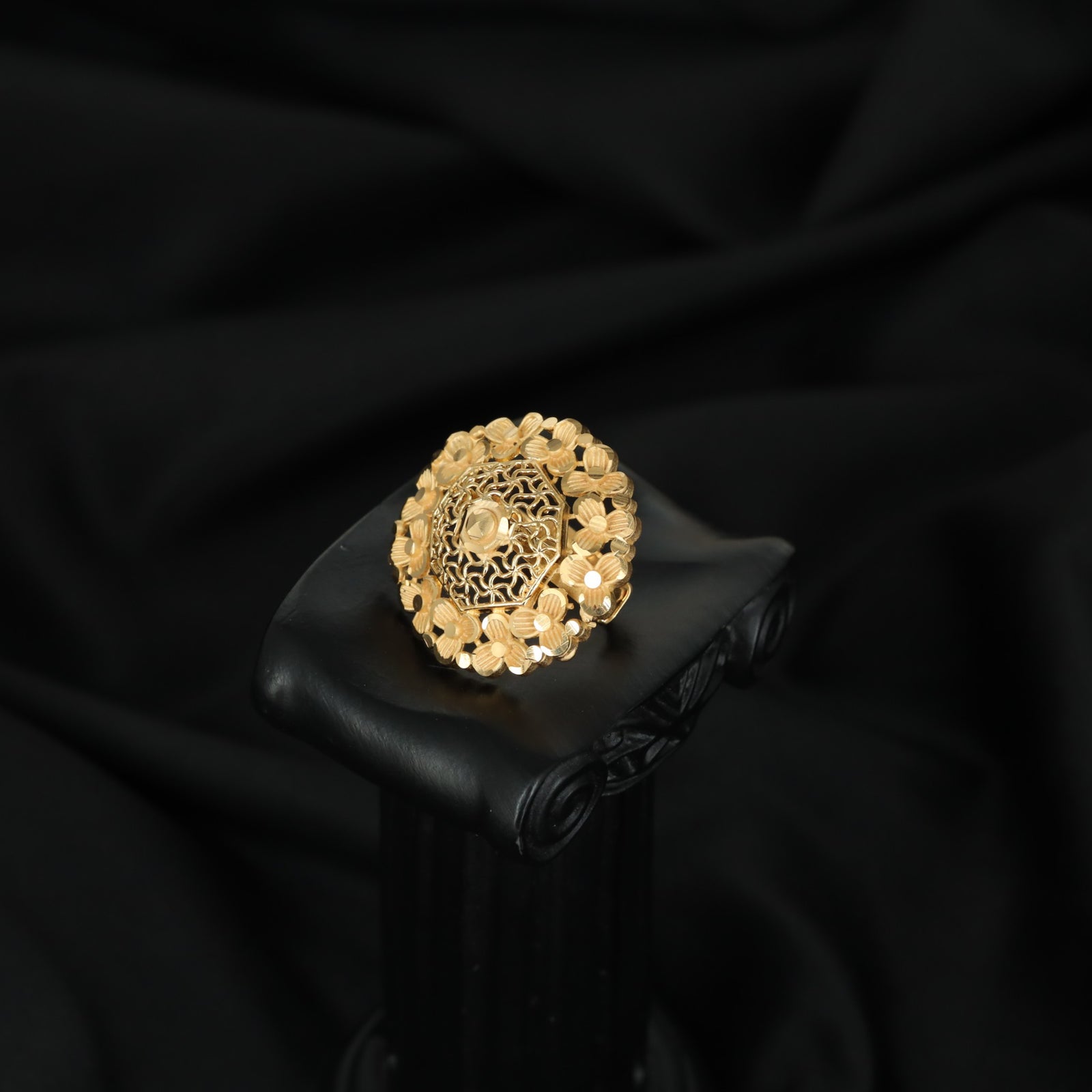 Floral Filigree Forming Finger Ring with Disc Edgework