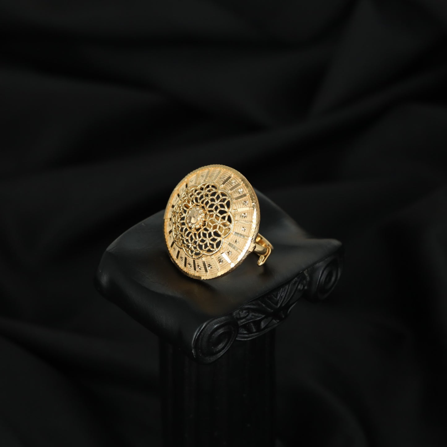 Round Floral Filigree Forming Finger Ring