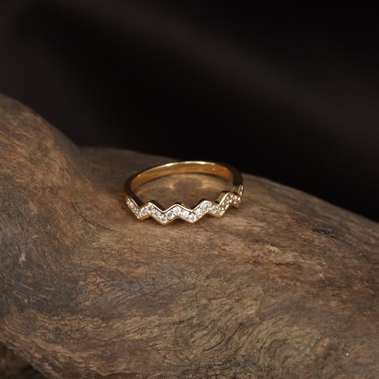 Classic Gold Polish Finger Ring With Geometric Front Work