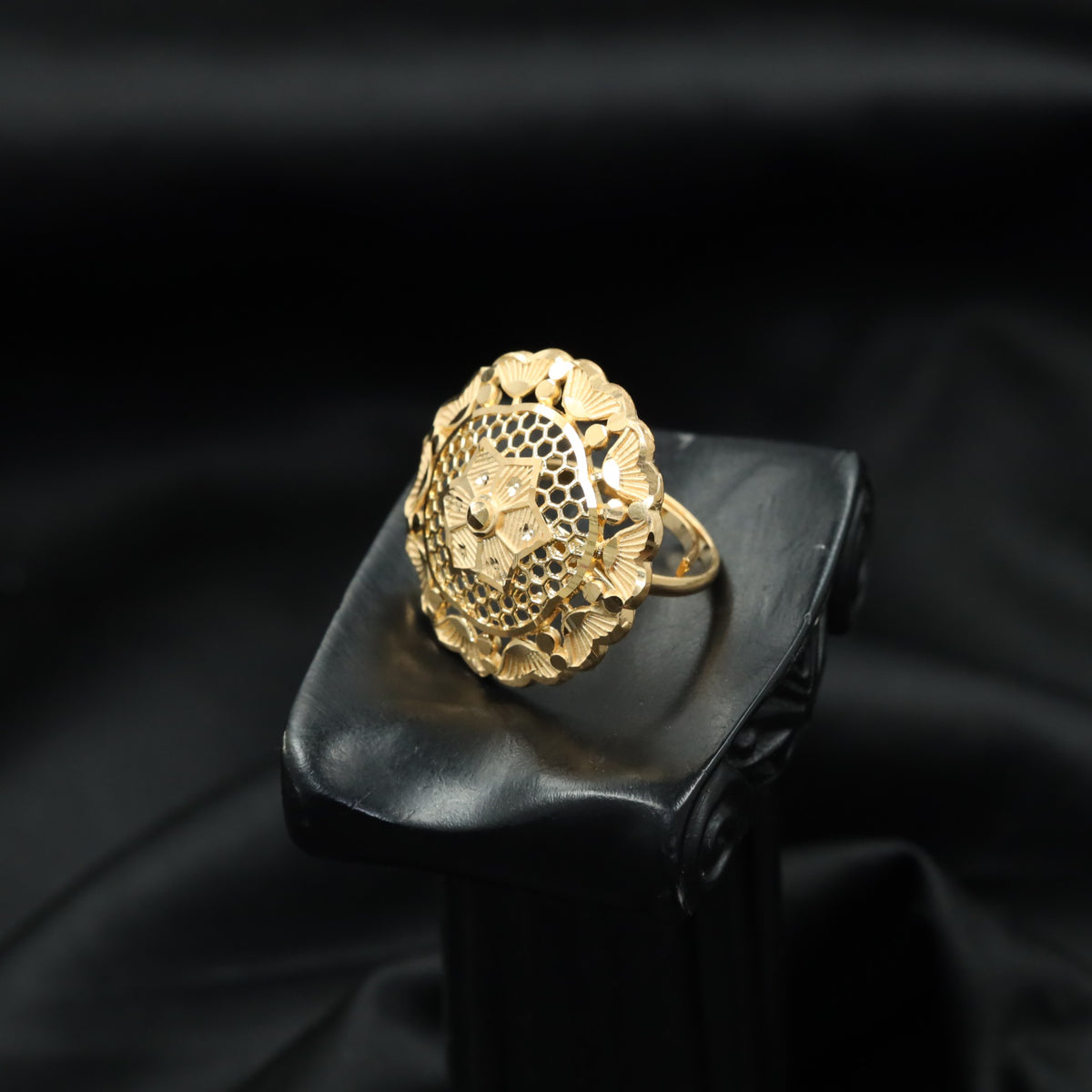 Gold Plated Floral Ring with Circular Lattice & Scalloped Border