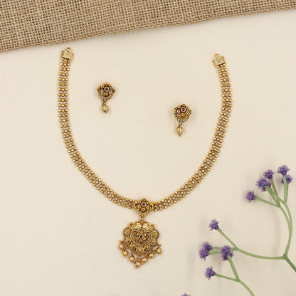 Antique Necklace with Delicate Floral Motifs and a Detailed Hanging Pendant