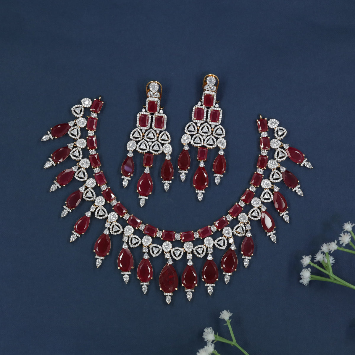 Gj Necklace with Closely Arranged Geometric Elements and Decorative Drop Work