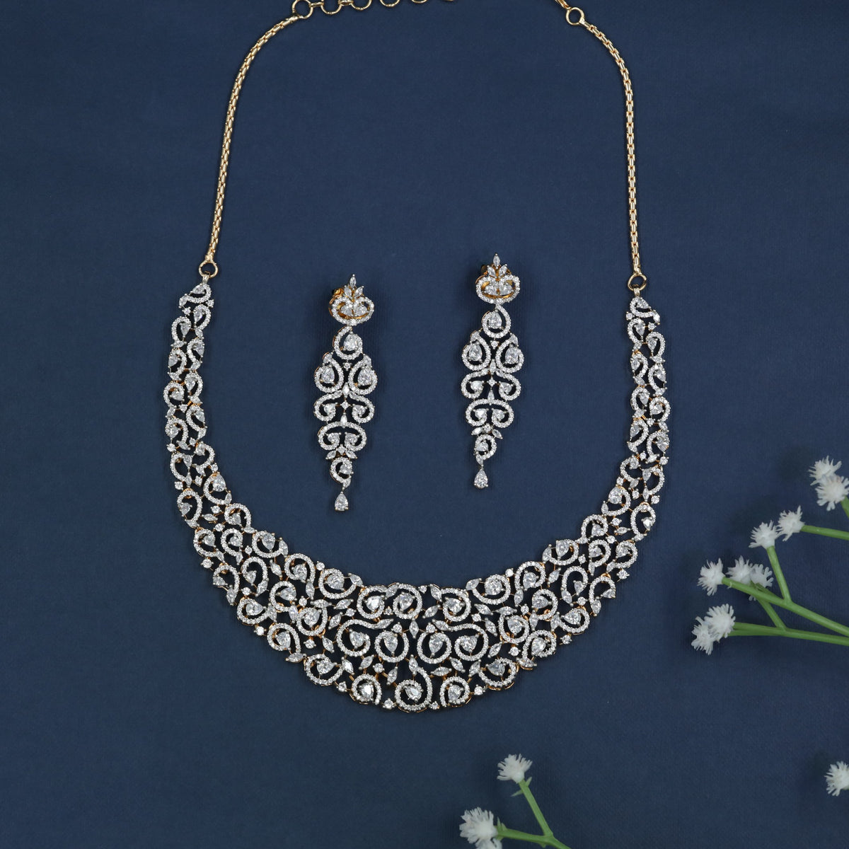 Refined Gj Necklace with Symmetrical Openwork and Graceful Curves