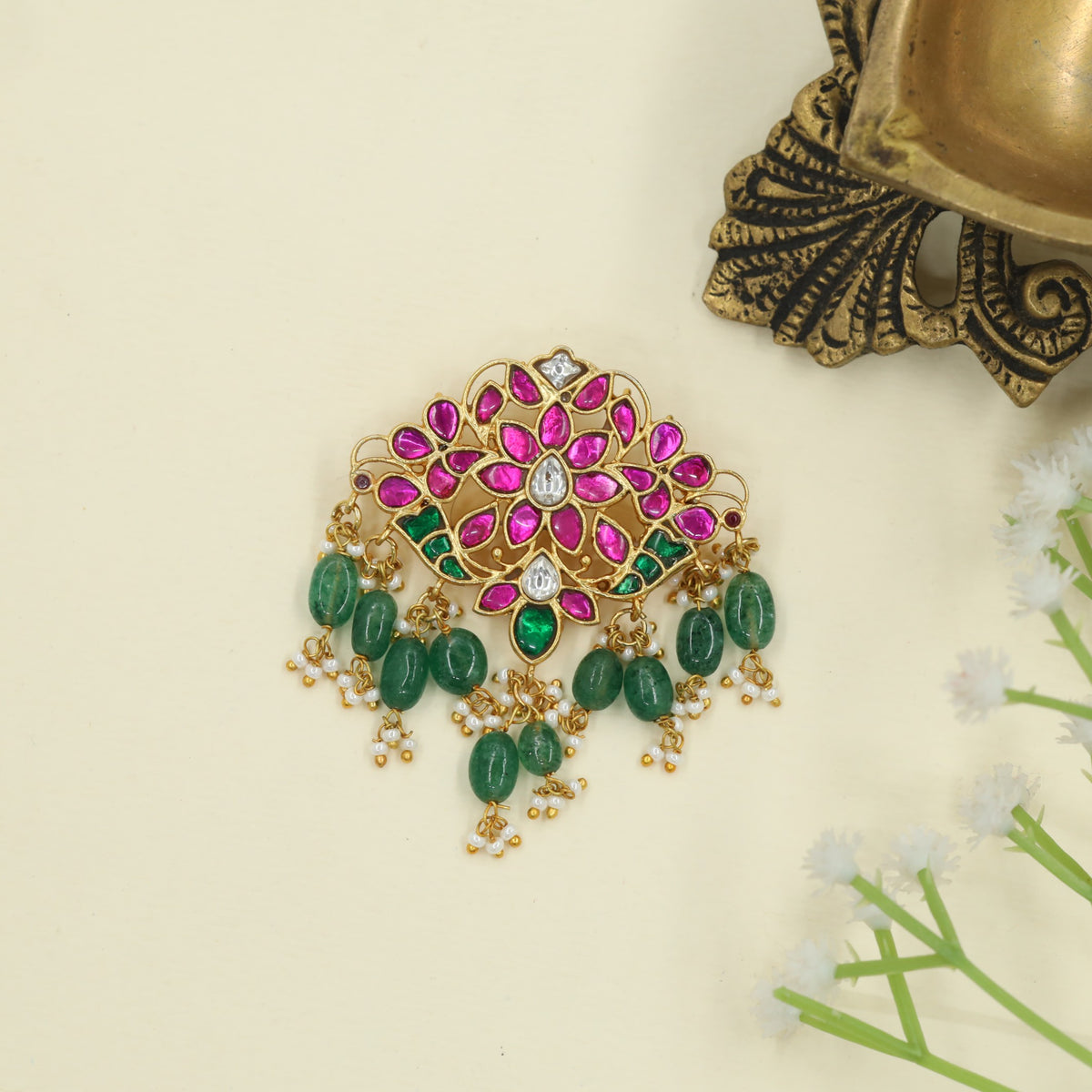 Premium Jadau pendant presenting artistic floral design