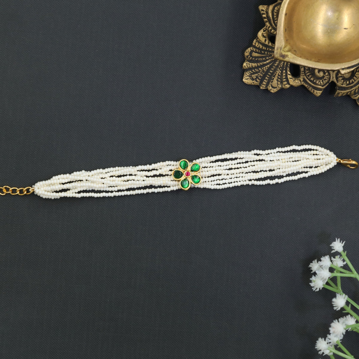 Jadau Bracelet with a delicate floral link and rounded strands