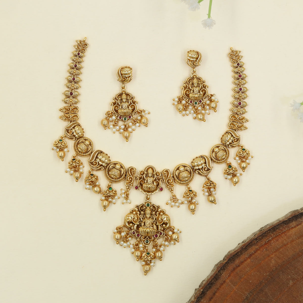 Traditional Lakshmi centre with circular side elements and fine hanging details
