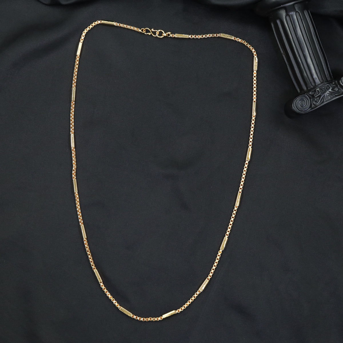 Classic gold chain with delicate link and bar detailing