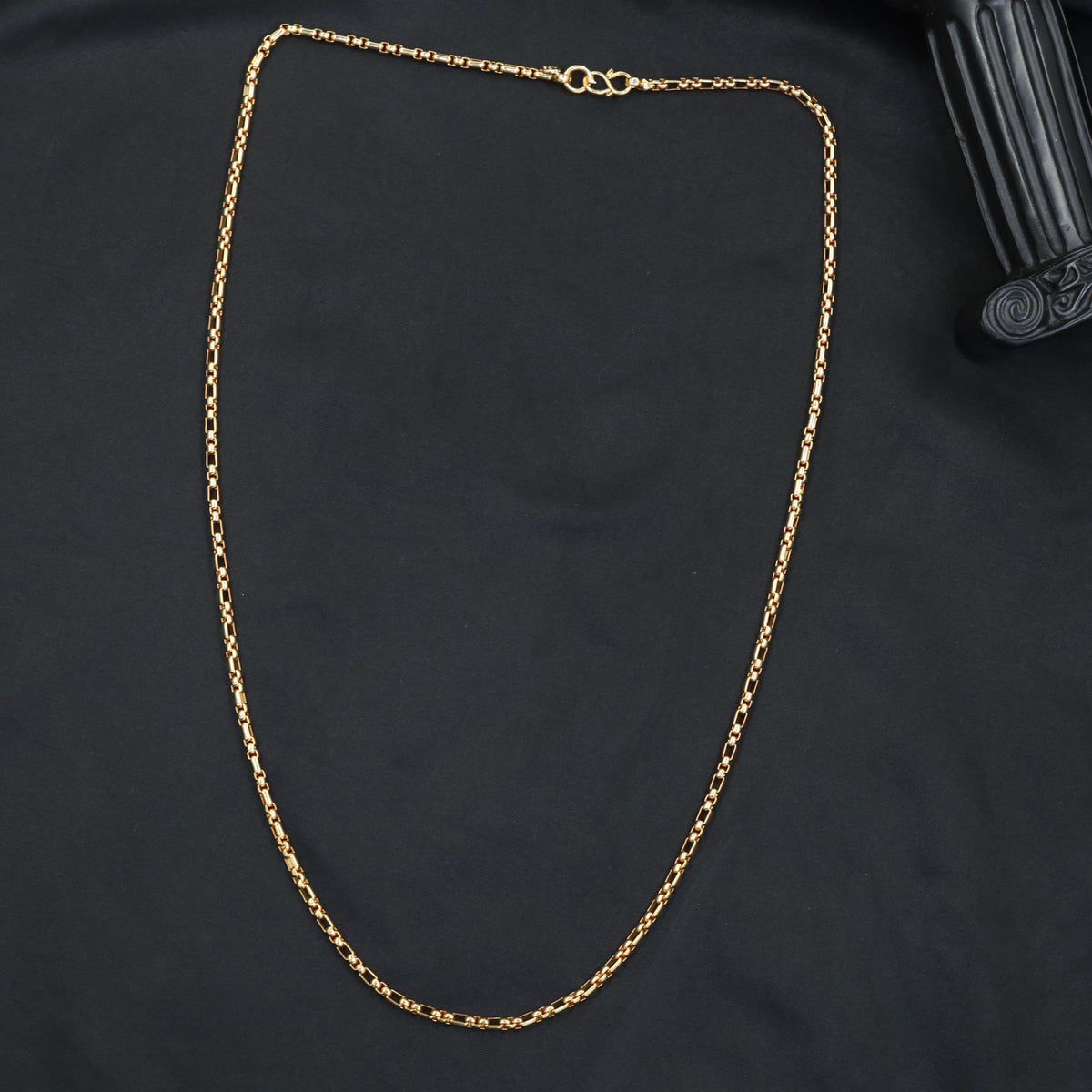 Signature gold chain with refined geometric craftsmanship