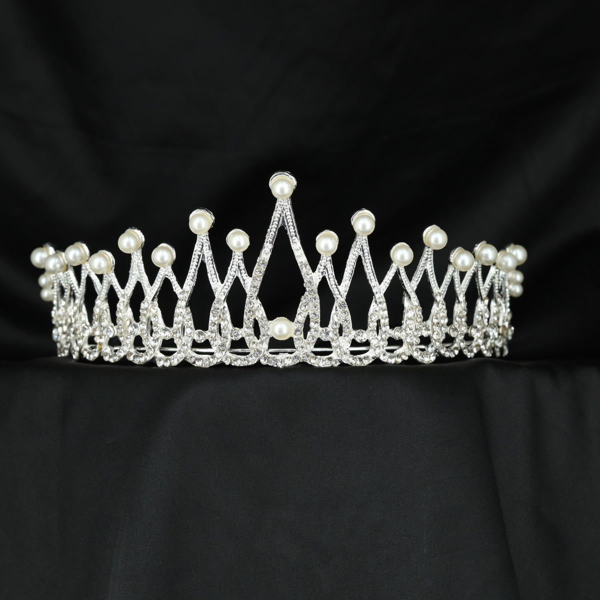 Delicate Crown with pointed arches and round raised accents