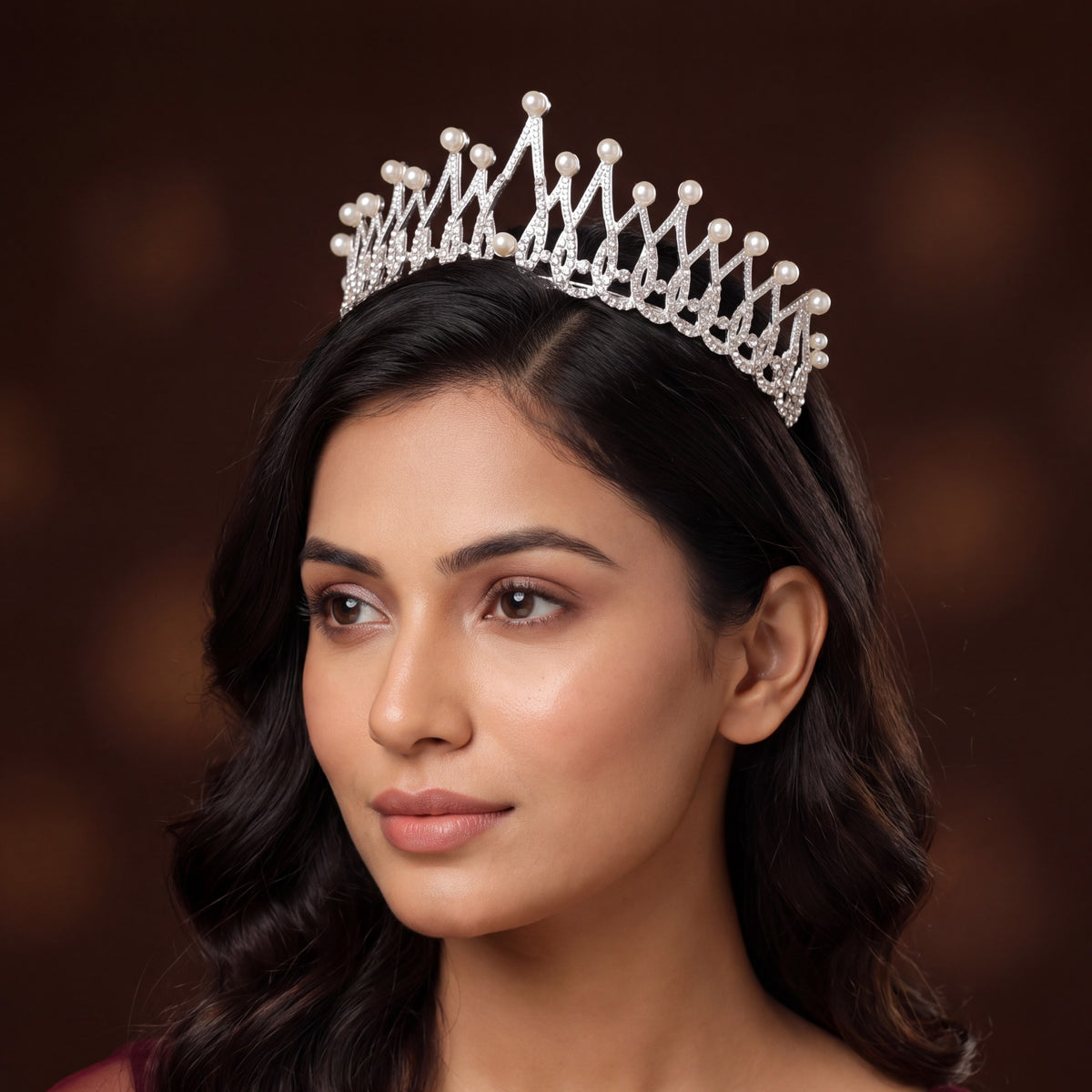Delicate Crown with pointed arches and round raised accents