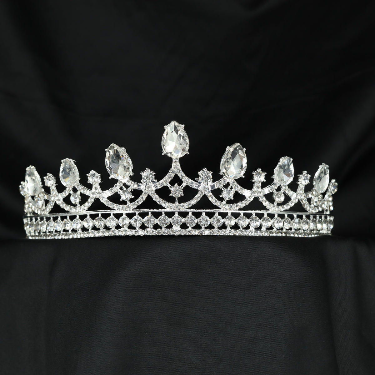 Graceful Crown with pointed arches and petal-like openwork