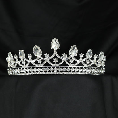 Graceful Crown with pointed arches and petal-like openwork