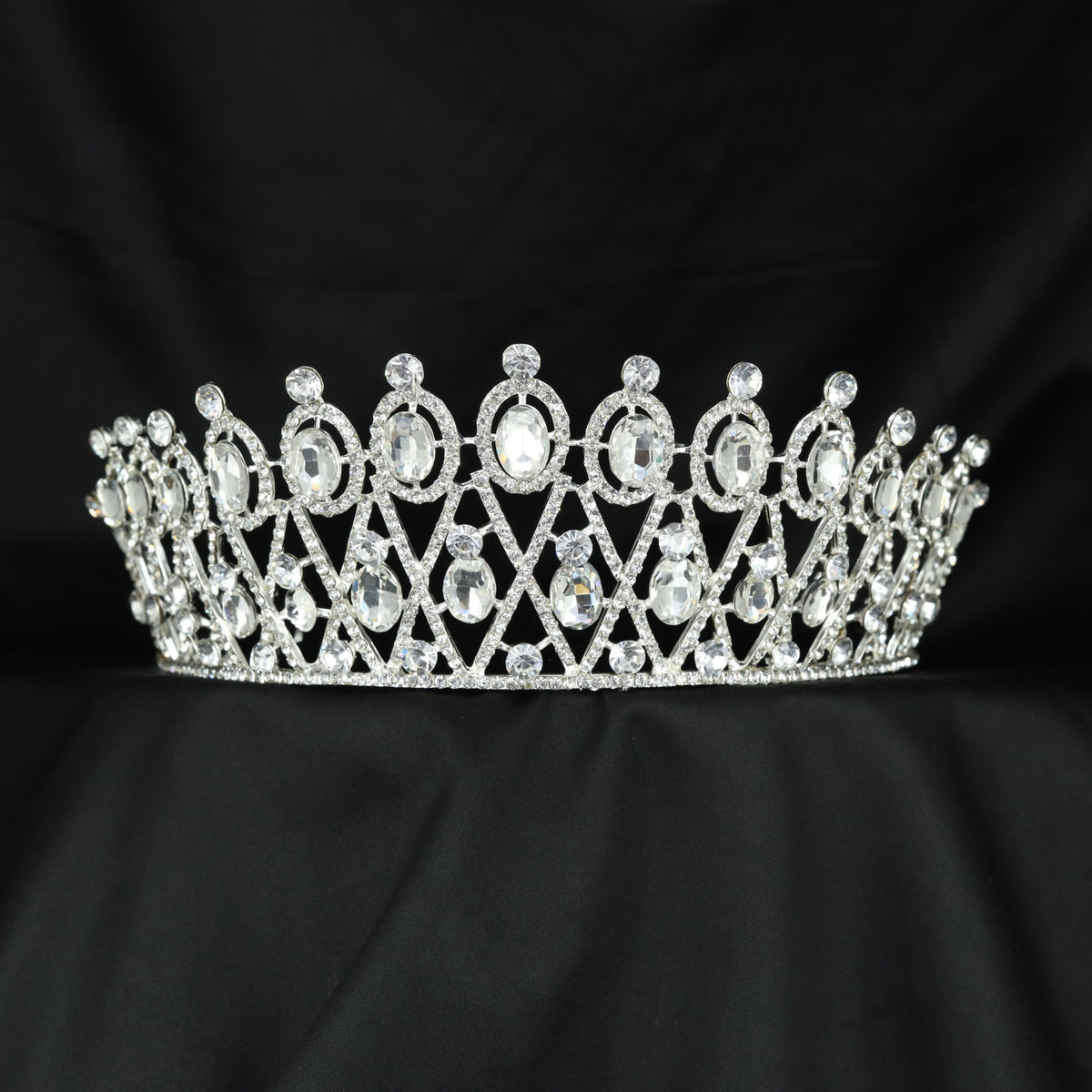 Premium Crown featuring structured oval details and graceful raised accents