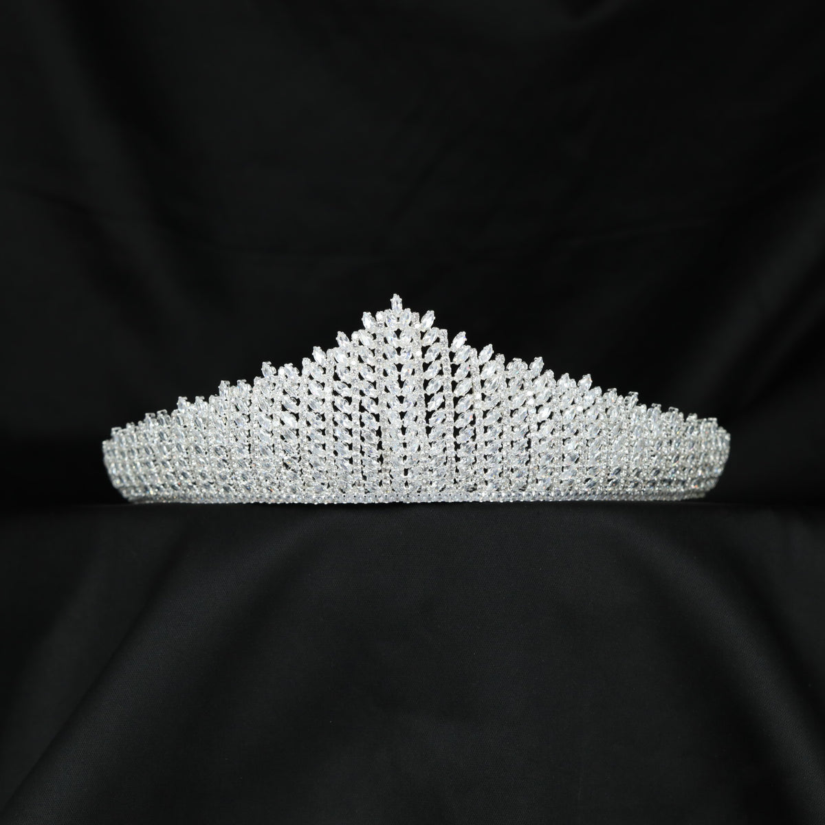 Luxurious fan shaped crown with closely arranged detailing and a refined raised centre