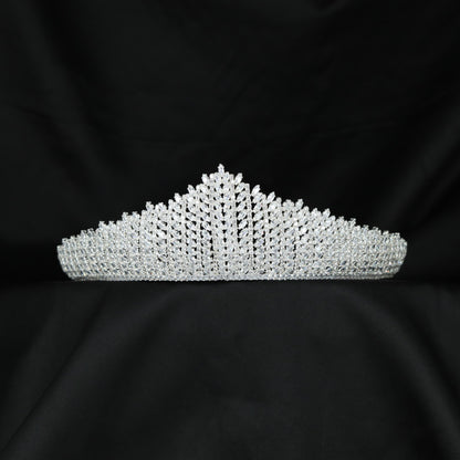 Luxurious fan shaped crown with closely arranged detailing and a refined raised centre