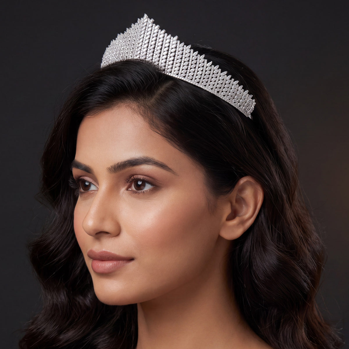 Luxurious fan shaped crown with closely arranged detailing and a refined raised centre