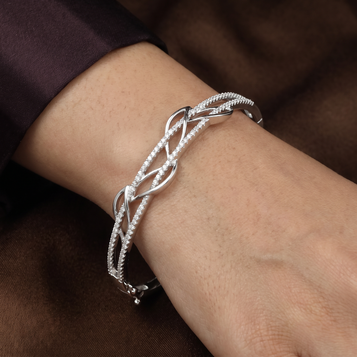 Drape Twist Kada with Interlocked Pattern Styling and Border Placement