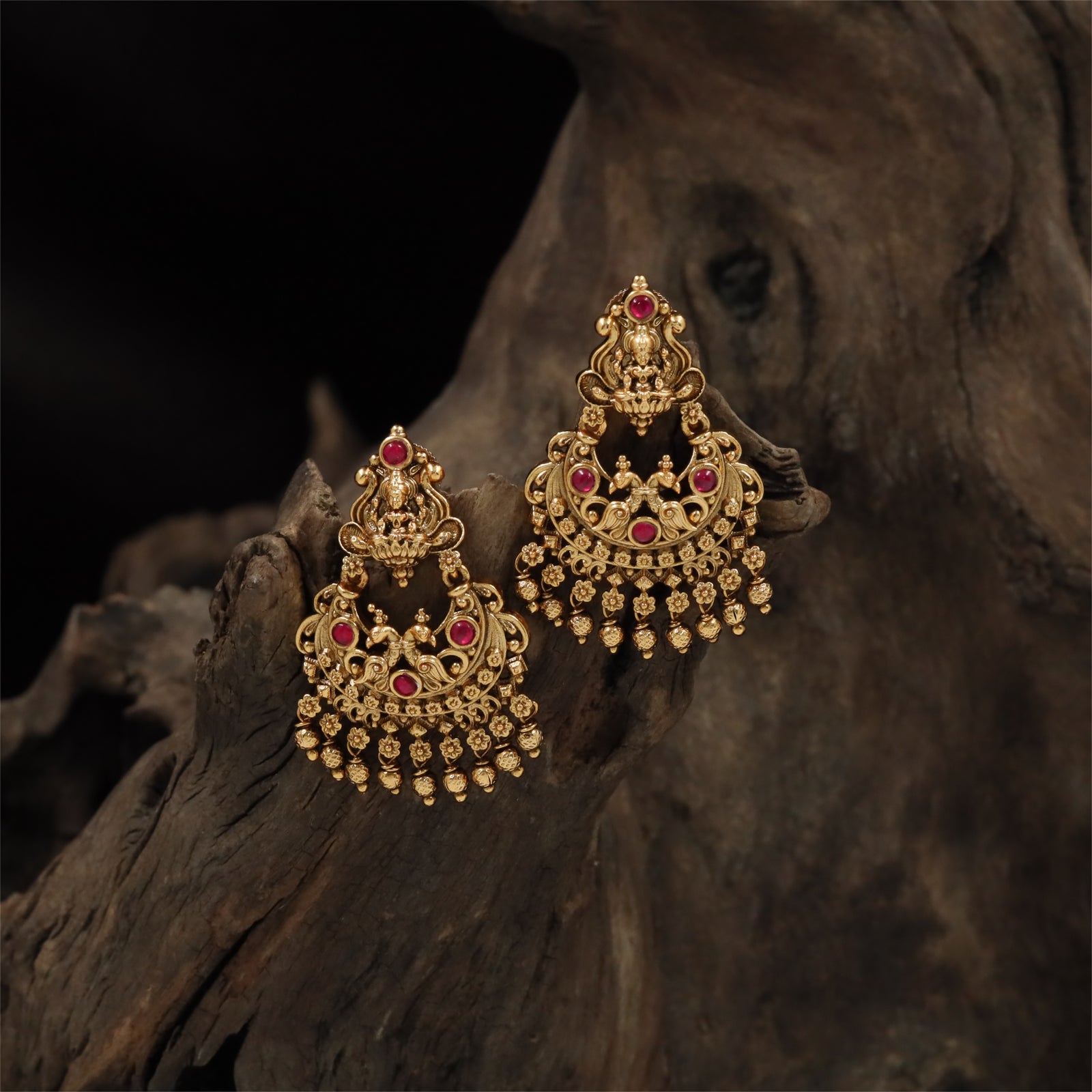 Luxury Ornamental Antique Hangings with Dangling Drop Clusters