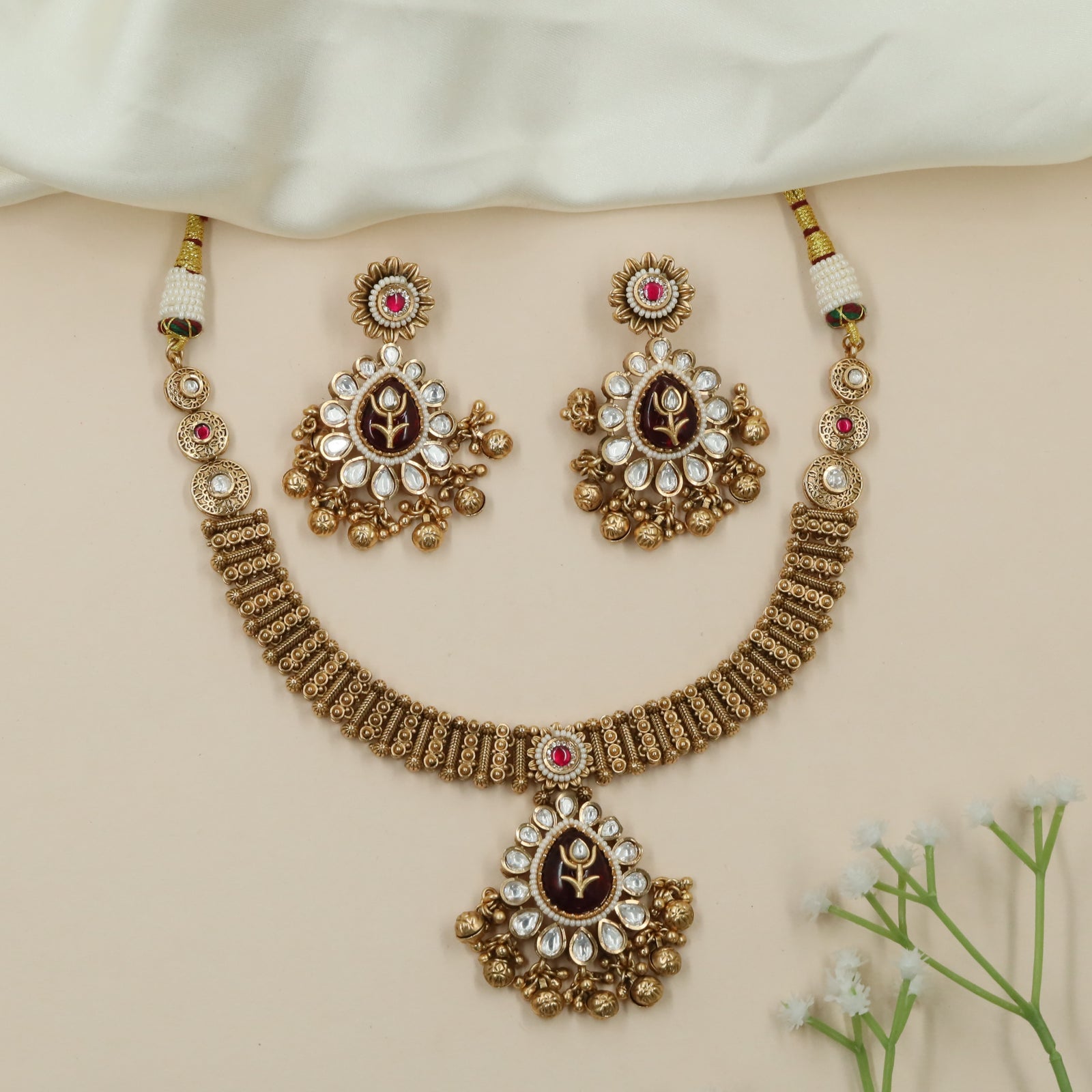 Glowpendant Kundan Necklace with Teardrop Border Detailing