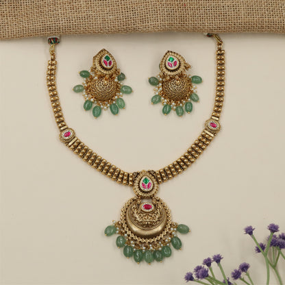 Decorative Pendant Border Antique Necklace with Textured Chain Styling