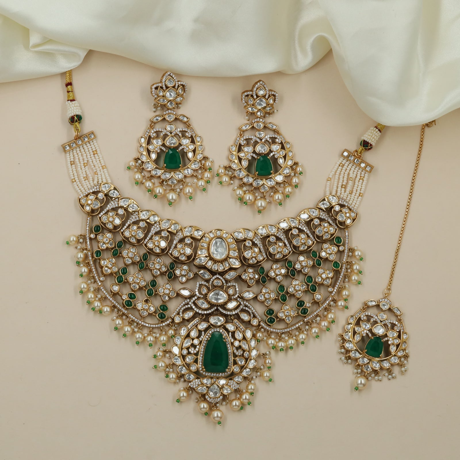 Blossom Border Kundan Choker with Floral Link Alignment