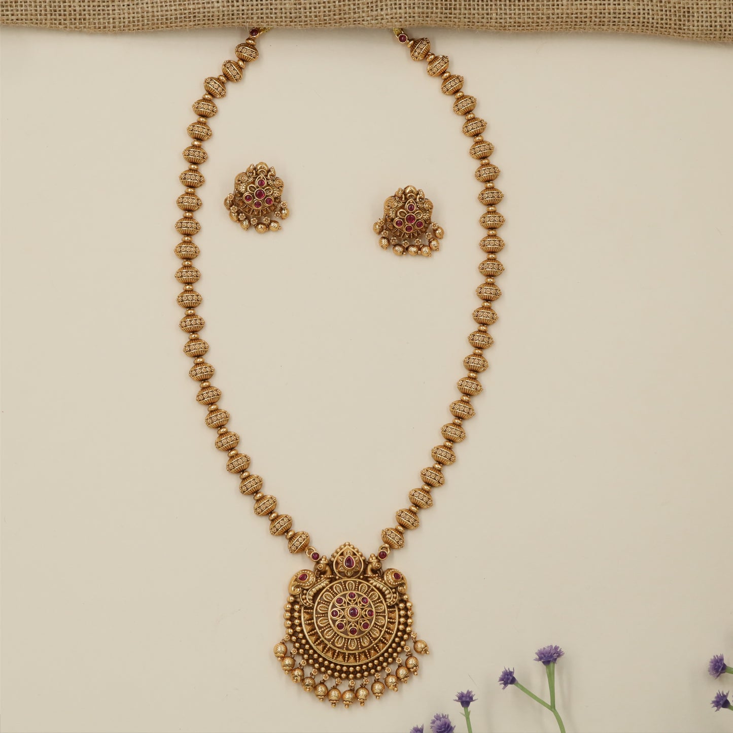Classic ornamental chain with symmetrical bead arrangement