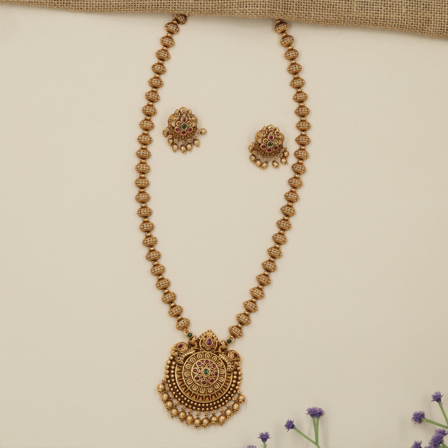Classic ornamental chain with symmetrical bead arrangement