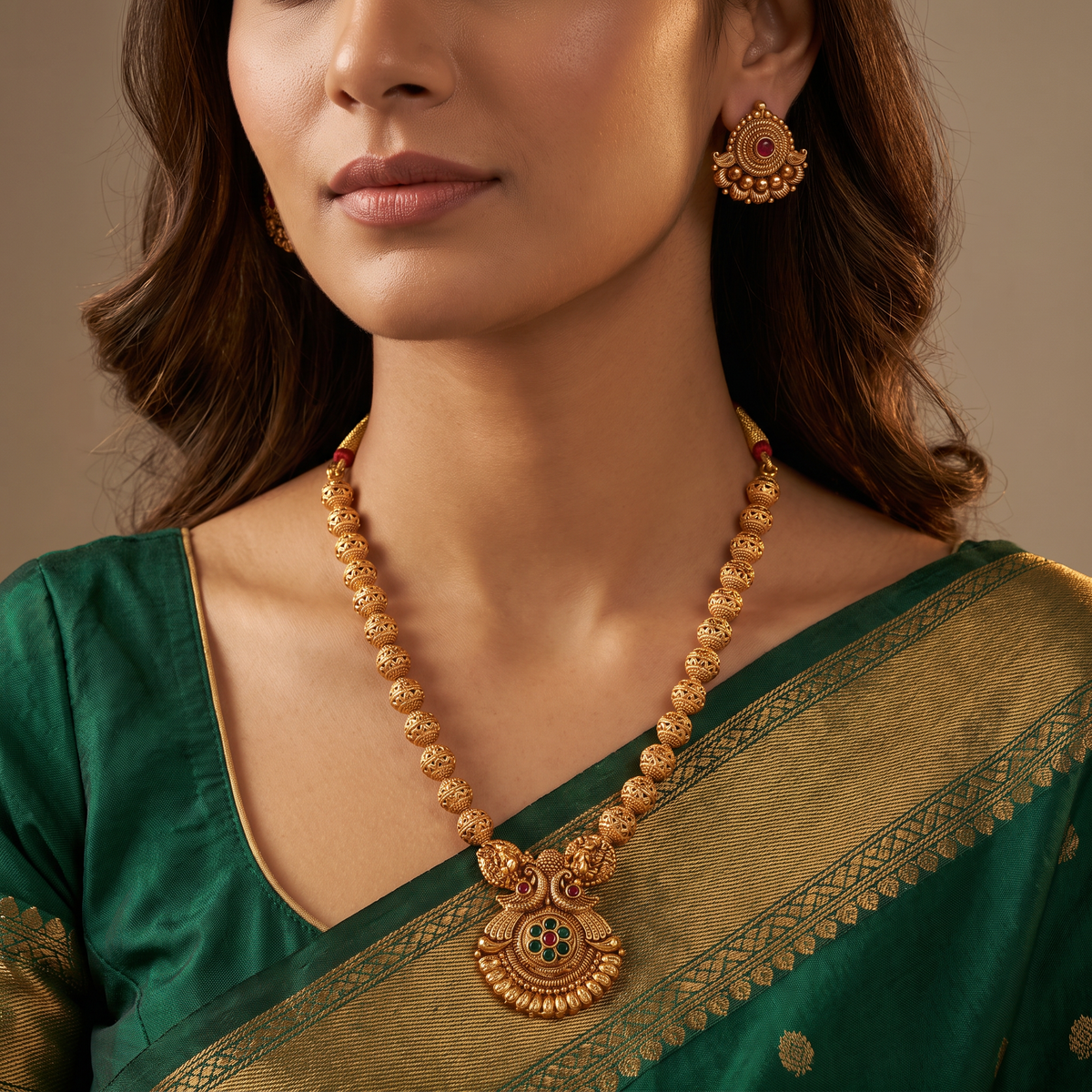 Regal Circular Pendant Antique Beads Necklace with Decorative Bead Links