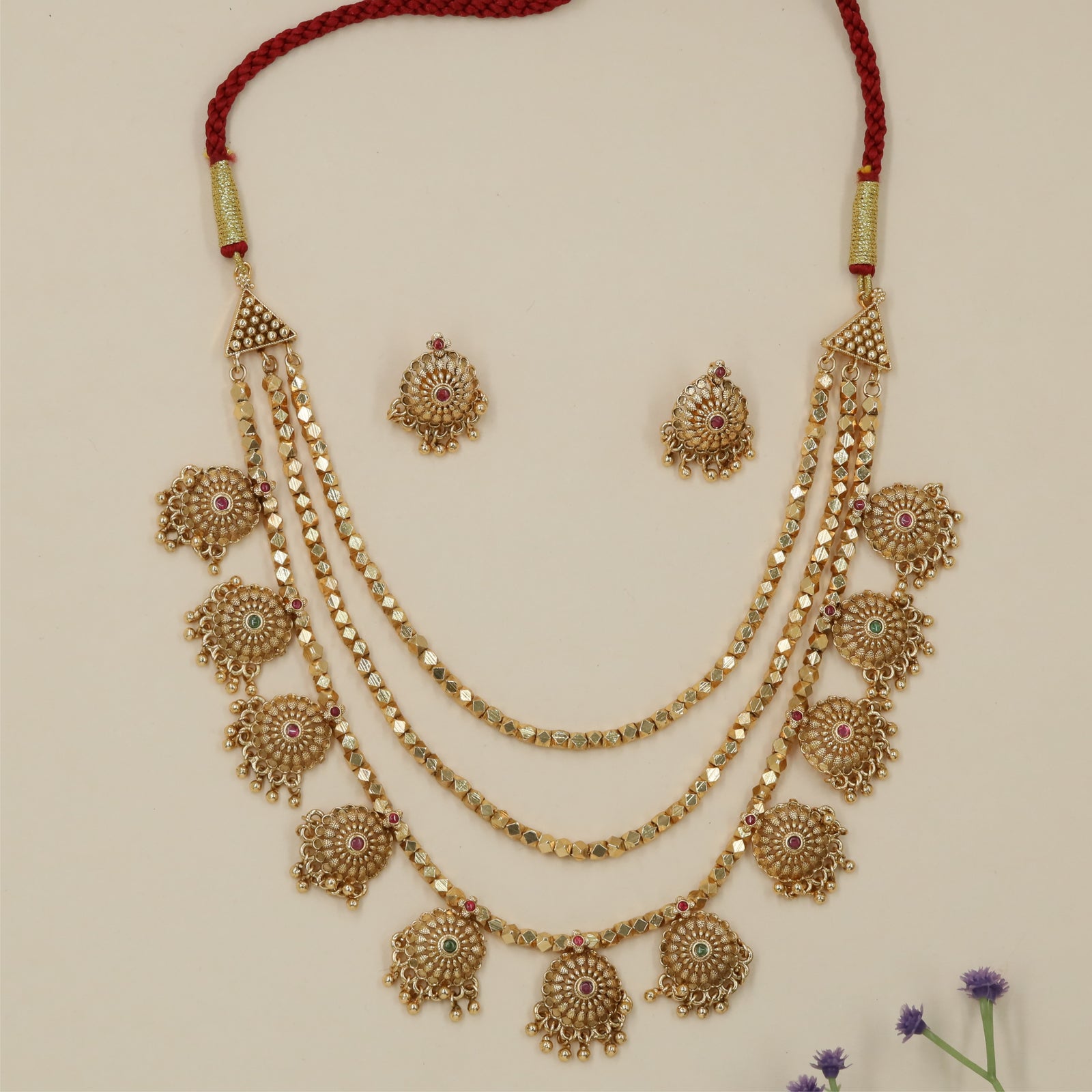 Heritage ornamental antique necklace with continuous crafted arrangement
