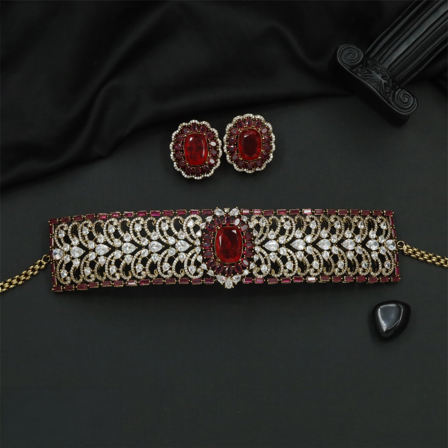 Broad Victorian choker with repeating curved links and framed centre detail