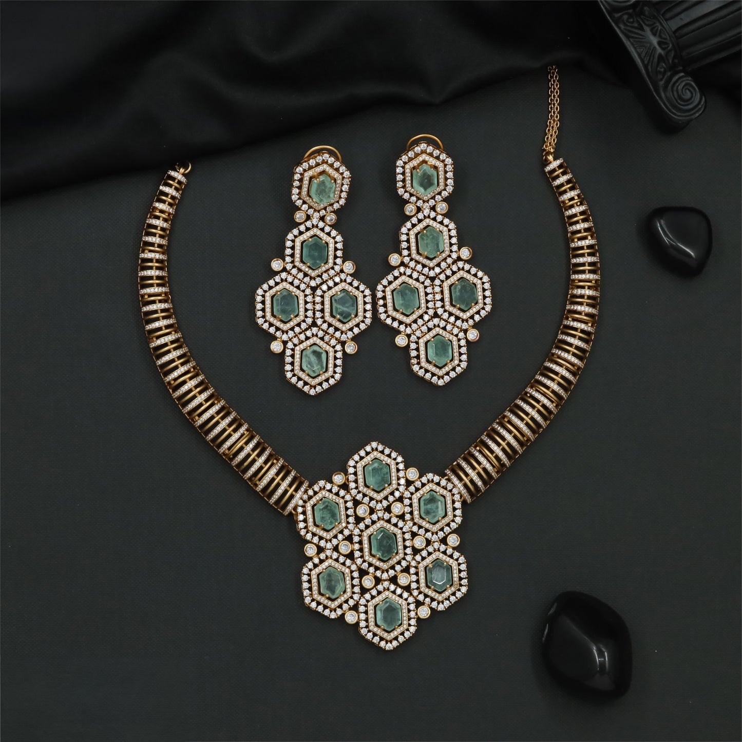Contemporary mehendi polish necklace with hexagonal link detailing