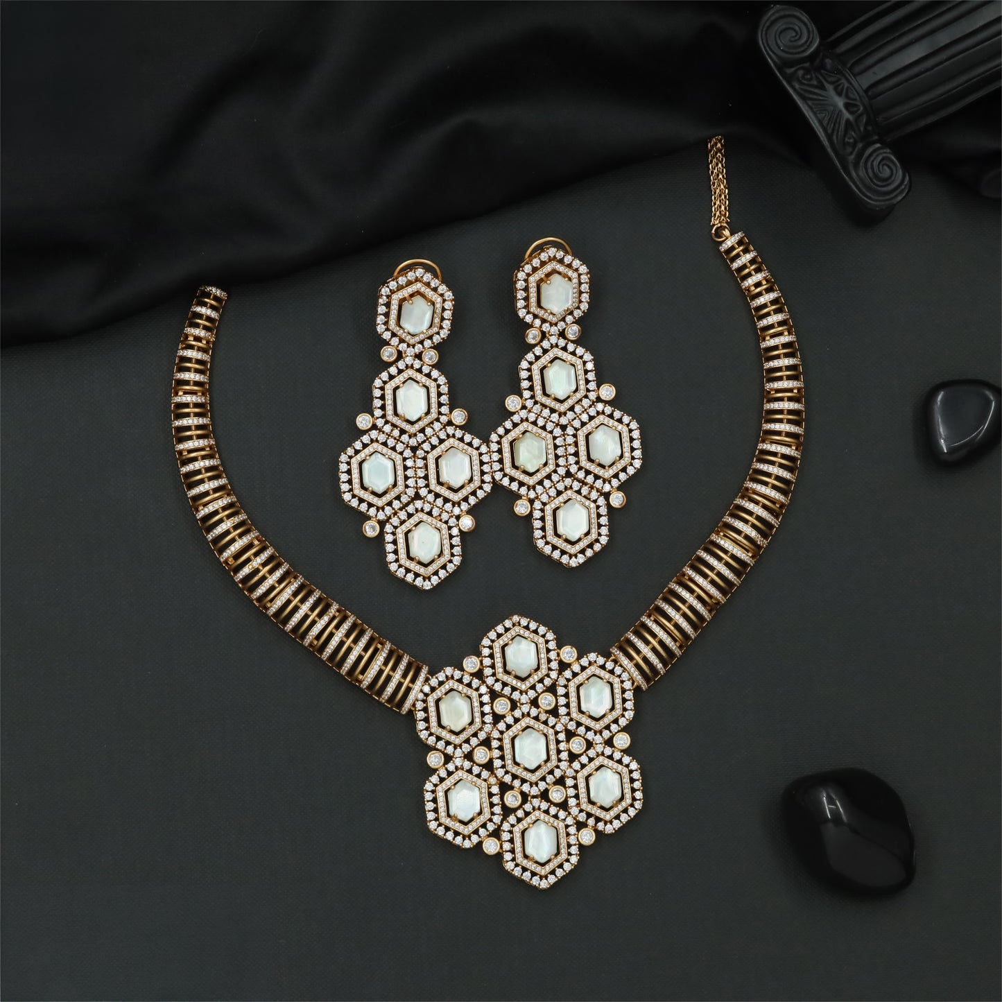 Contemporary mehendi polish necklace with hexagonal link detailing